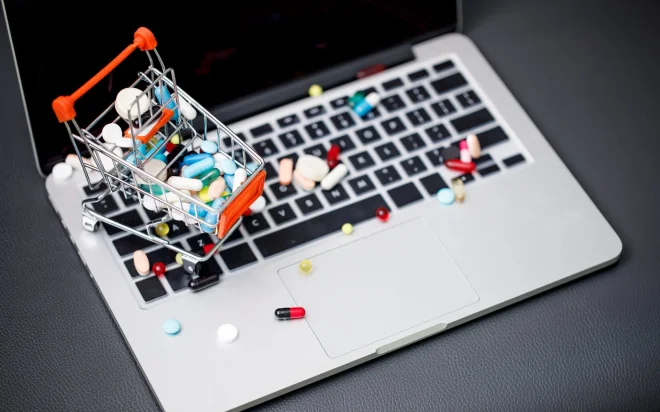 Medikamentenverpackungen und Computer für Online-Apotheken-Bestellung