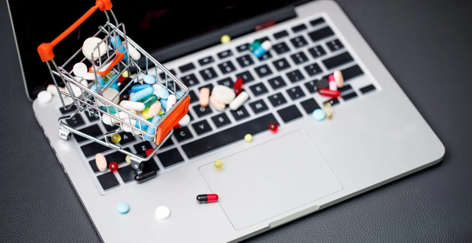 Medikamentenverpackungen und Computer für Online-Apotheken-Bestellung