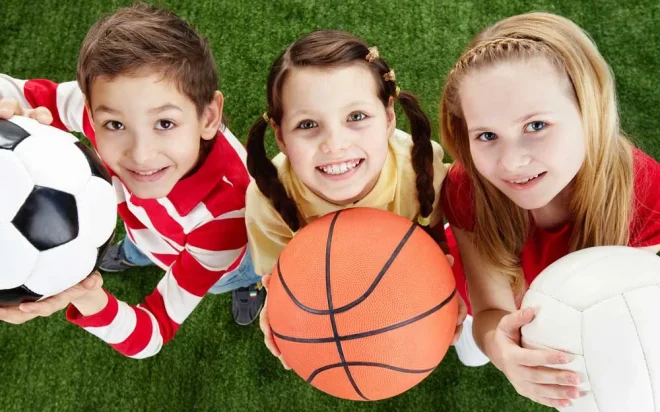 Kinder beim Sporttraining in einer Gruppe, spielen zusammen Fußball oder trainieren im Verein