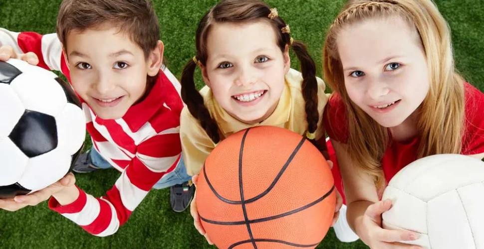 Kinder beim Sporttraining in einer Gruppe, spielen zusammen Fußball oder trainieren im Verein