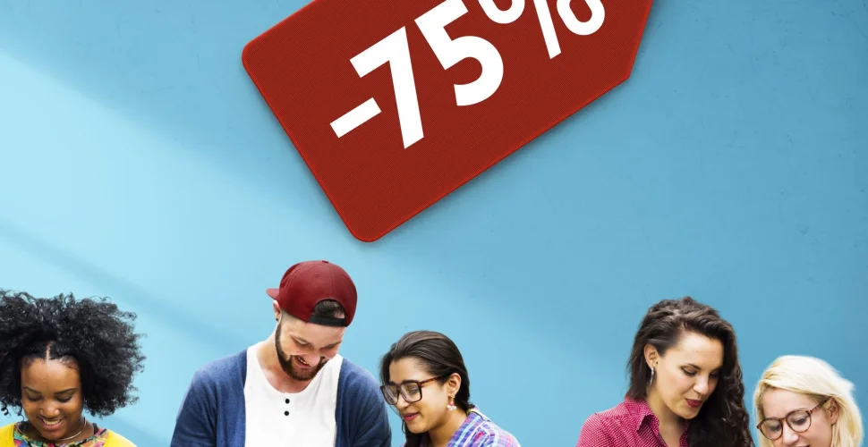 Studierende nutzt Laptop mit Studentenrabatt, Einkaufstasche im Hintergrund